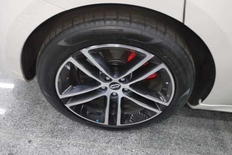 Used Hima AITO M5 2025 Extended-Range Ultra All-Wheel-Drive Version Right Rear Wheel Hub