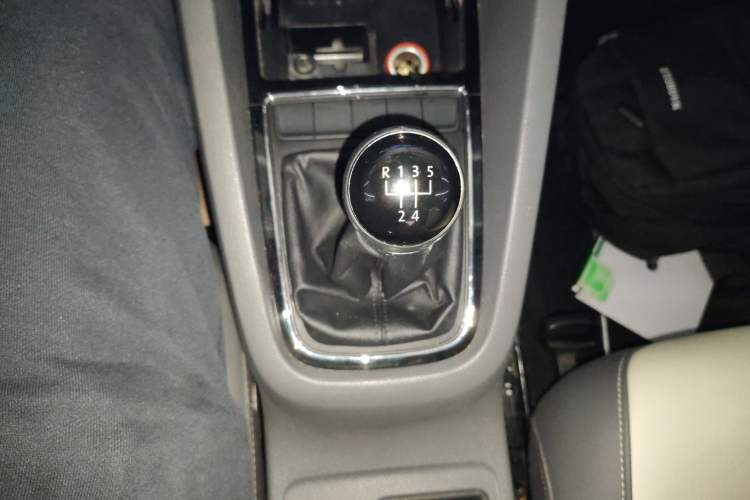 Used Volkswagen Sagitar 2015 1.6L Manual Comfort Model Gear Lever