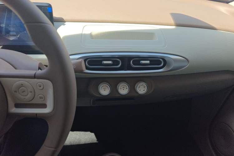 Used Wuling Hongguang MINIEV 2025 Four-Door Version Advanced Edition Audio And AC Panel