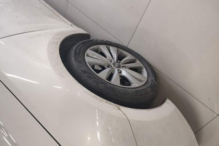 Used Kia K4 2014 1.8L Automatic GLS Left Front Wheel Hub