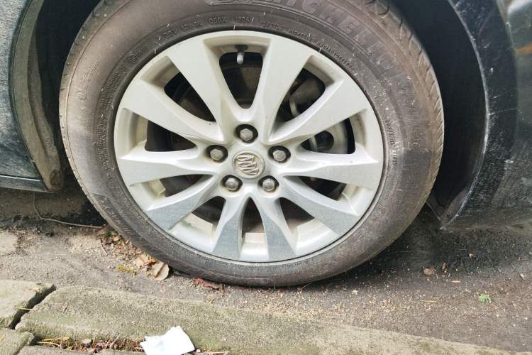 Used Buick LaCrosse 2013 2.4L SIDI Elite Comfort Version Right Front Wheel Hub