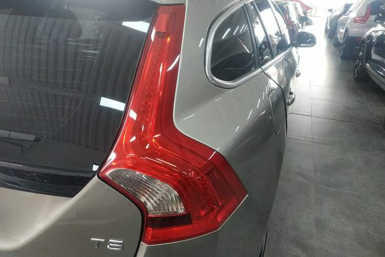 Used Volvo V60 2015 T5 Zhiya Edition
