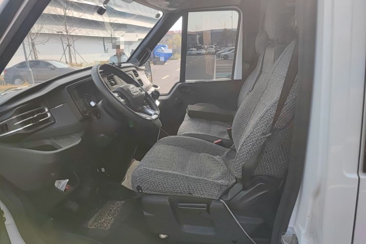 Used JMC Fushun 2023 2.0T Manual Short-Wheelbase Low-Roof Commercial Multi-Purpose Passenger Vehicle 6 Seats with Dual-Opening Tailgate
