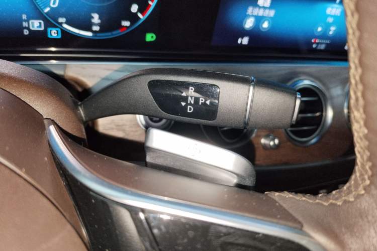 Used Mercedes-Benz E-Class 2023 Updated E 300 L Luxury Edition Gear Lever