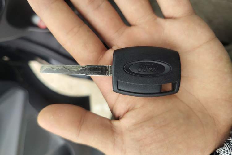 Used Ford Transit 2017 2.0T Diesel Multi-Purpose Commercial Vehicle Short Wheelbase Low Roof China V Standard