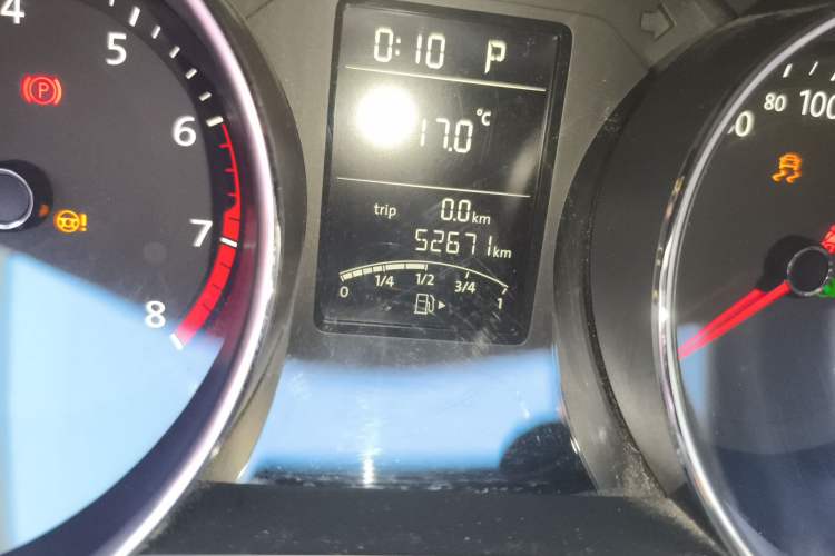 Used Volkswagen Sagitar 2015 1.6L Automatic Comfort Model Odometer Close Up