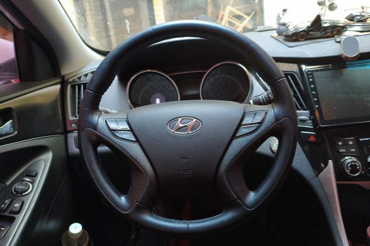 Used Hyundai Sonata 2013 2.0L Automatic Luxury Edition Steering Wheel