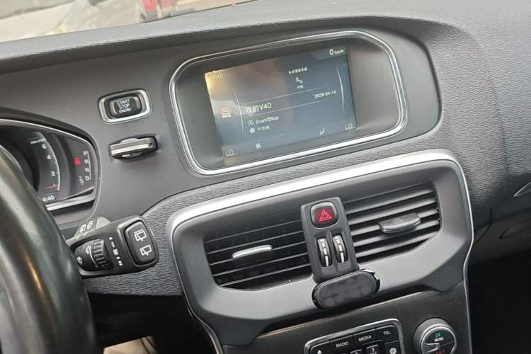 Used Volvo V40 2016 T4 Smart Luxury Edition Audio And AC Panel