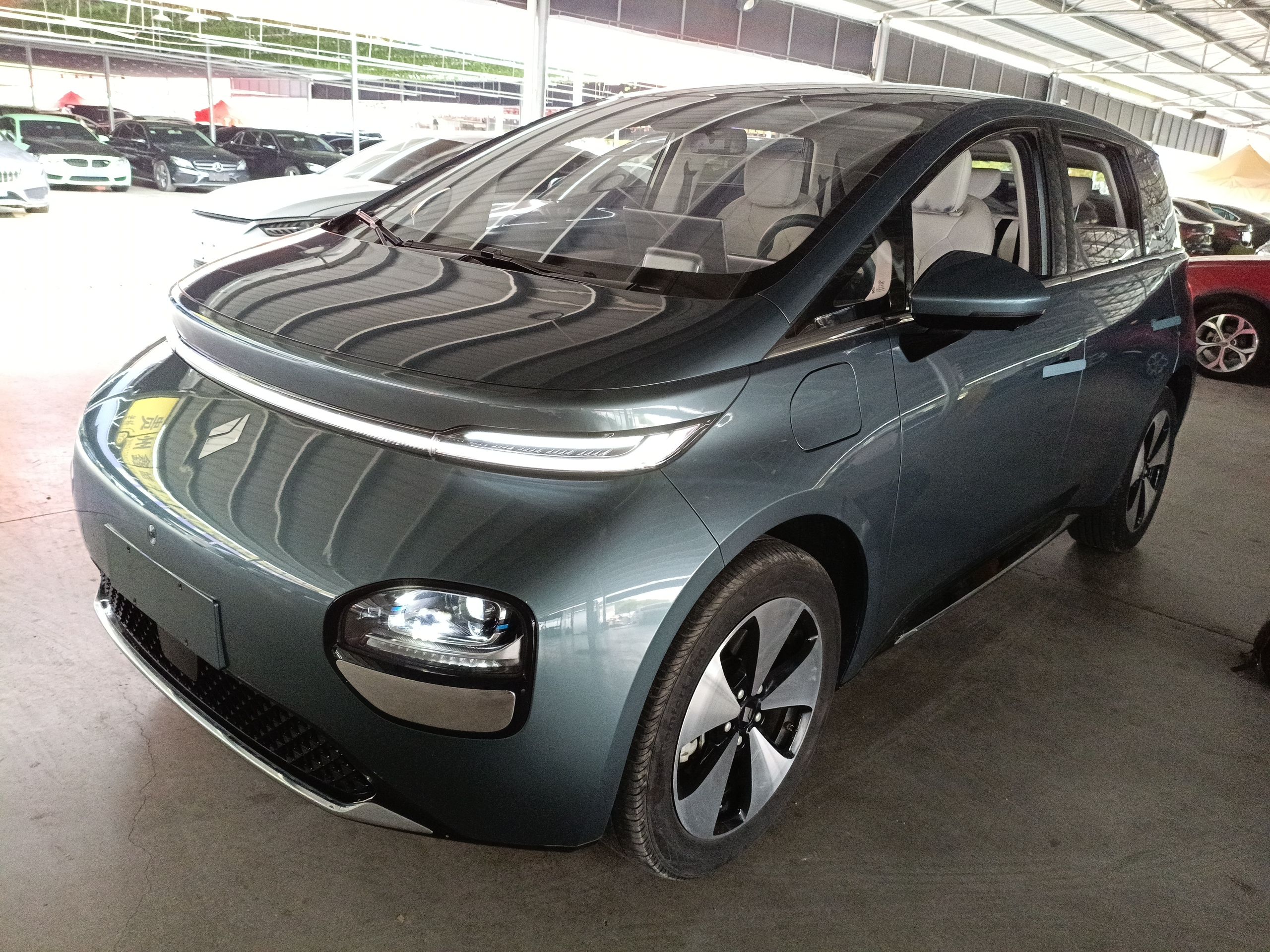 تحت مقدمة السيارة