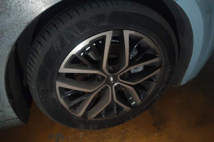 Used ORA Lightning Cat 2022 555 km Luxury Edition Right Front Wheel Hub