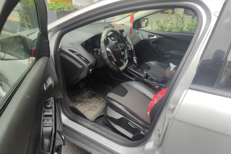 Used Ford Focus 2012 Sedan 1.6L Automatic Fashion Edition
