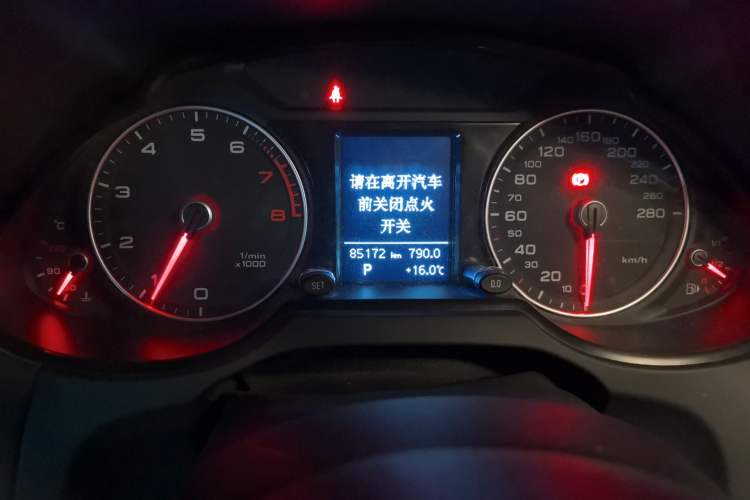 Used Audi Q5 2015 40 TFSI Trendy Edition Odometer Close Up