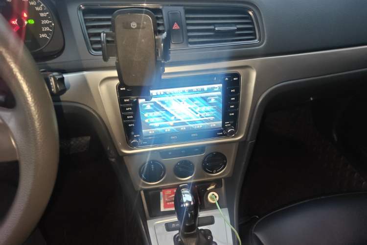 Used Volkswagen Lavida 2013 Revised Classic 1.6L Automatic Fashion Edition Audio And AC Panel