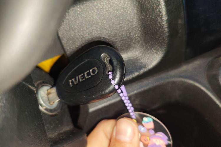 Used Iveco Daily 2023 2.5T A35M1 Multi-Purpose Passenger Vehicle Short Wheelbase Low Roof Single-Tire Side-Sliding Door Automatic Transmission
