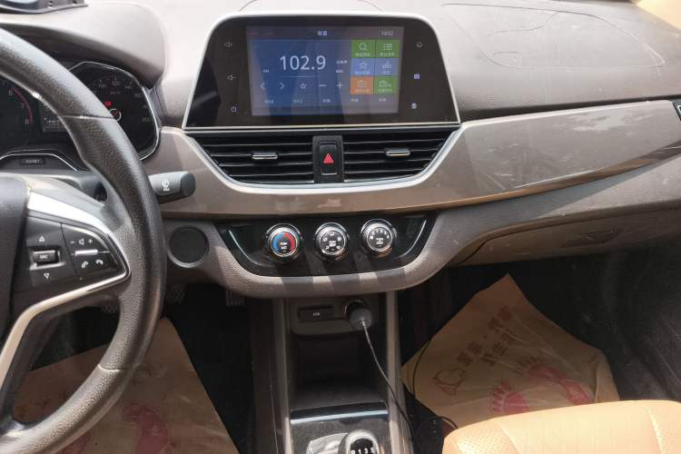 Used Baojun 310W 2017 1.5L Manual Fashion Edition China VI Audio And AC Panel