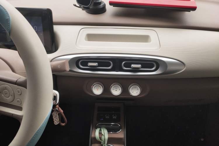 Used Wuling Hongguang MINIEV 2025 Four-Door Version Advanced Edition Audio And AC Panel