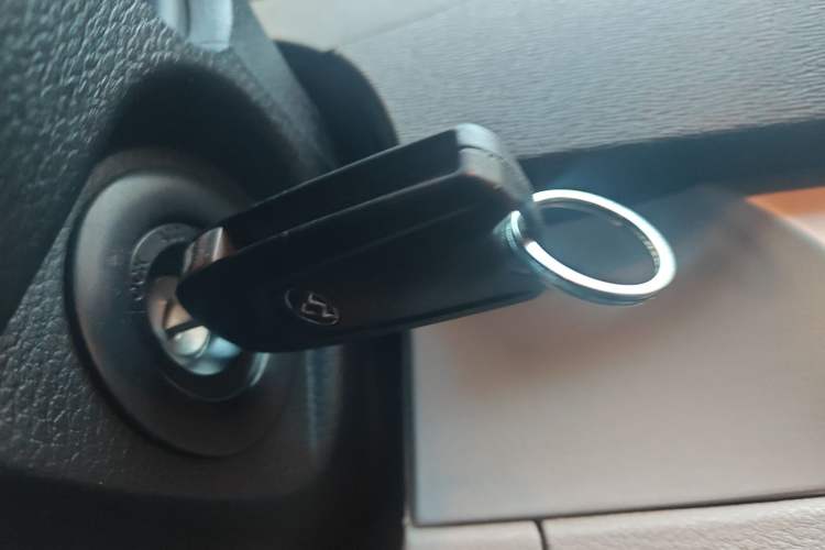 Used SAIC MAXUS G10 2014 2.4L Manual Elite Edition