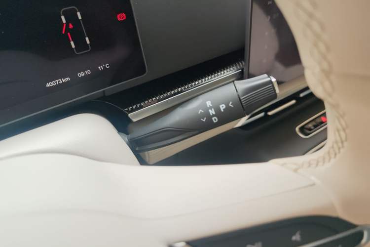 Used VOYAH Dream 2025 PHEV Four-Wheel-Drive Flagship Kunpeng Edition
