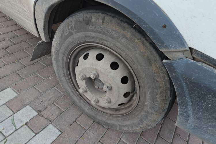 Used Iveco Daily 2020 2.8T V35 Box Truck with Dual Tires Mid-Roof Design 3 Seats Emission Standard China V