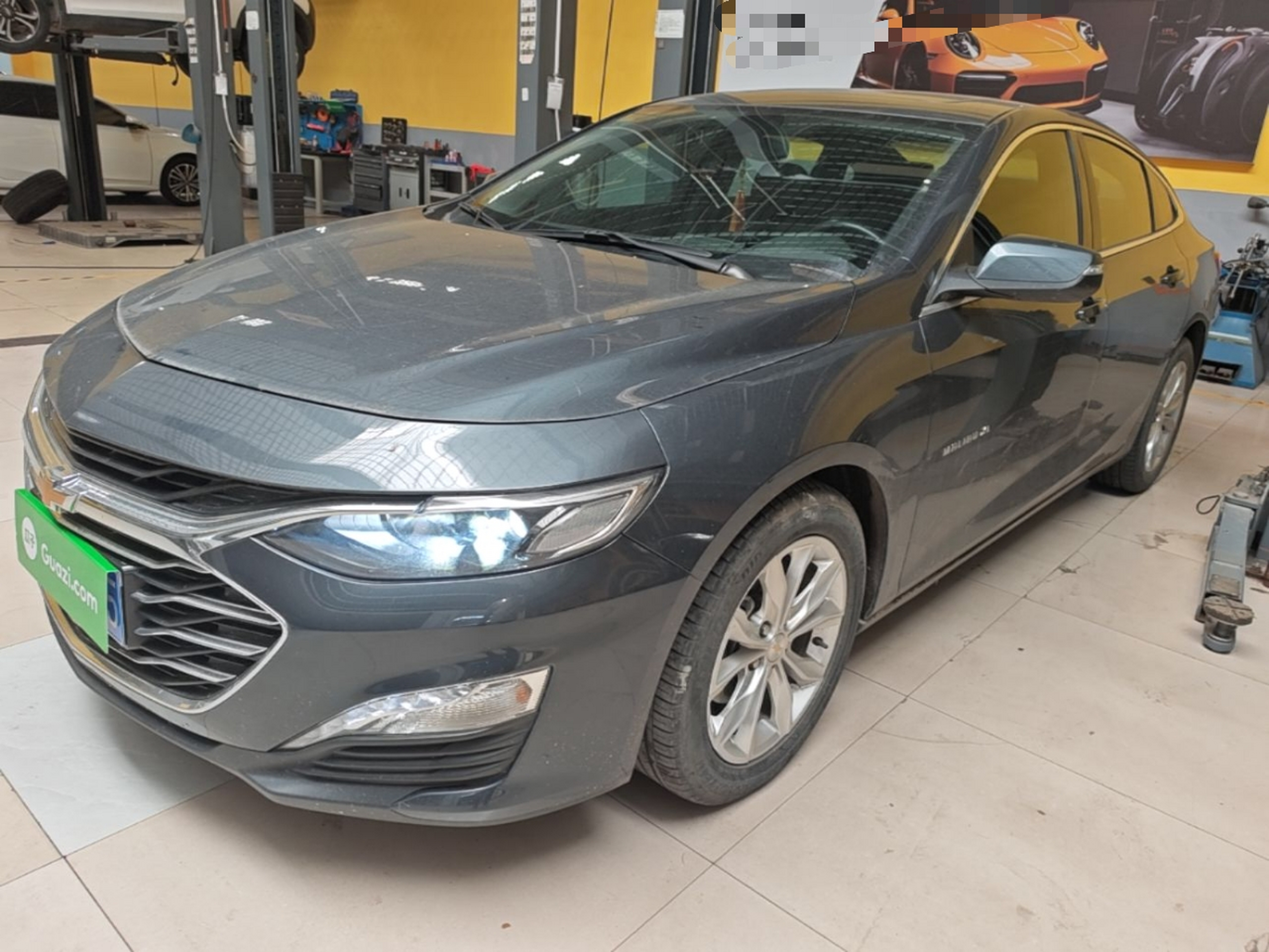 Под передней частью автомобиля