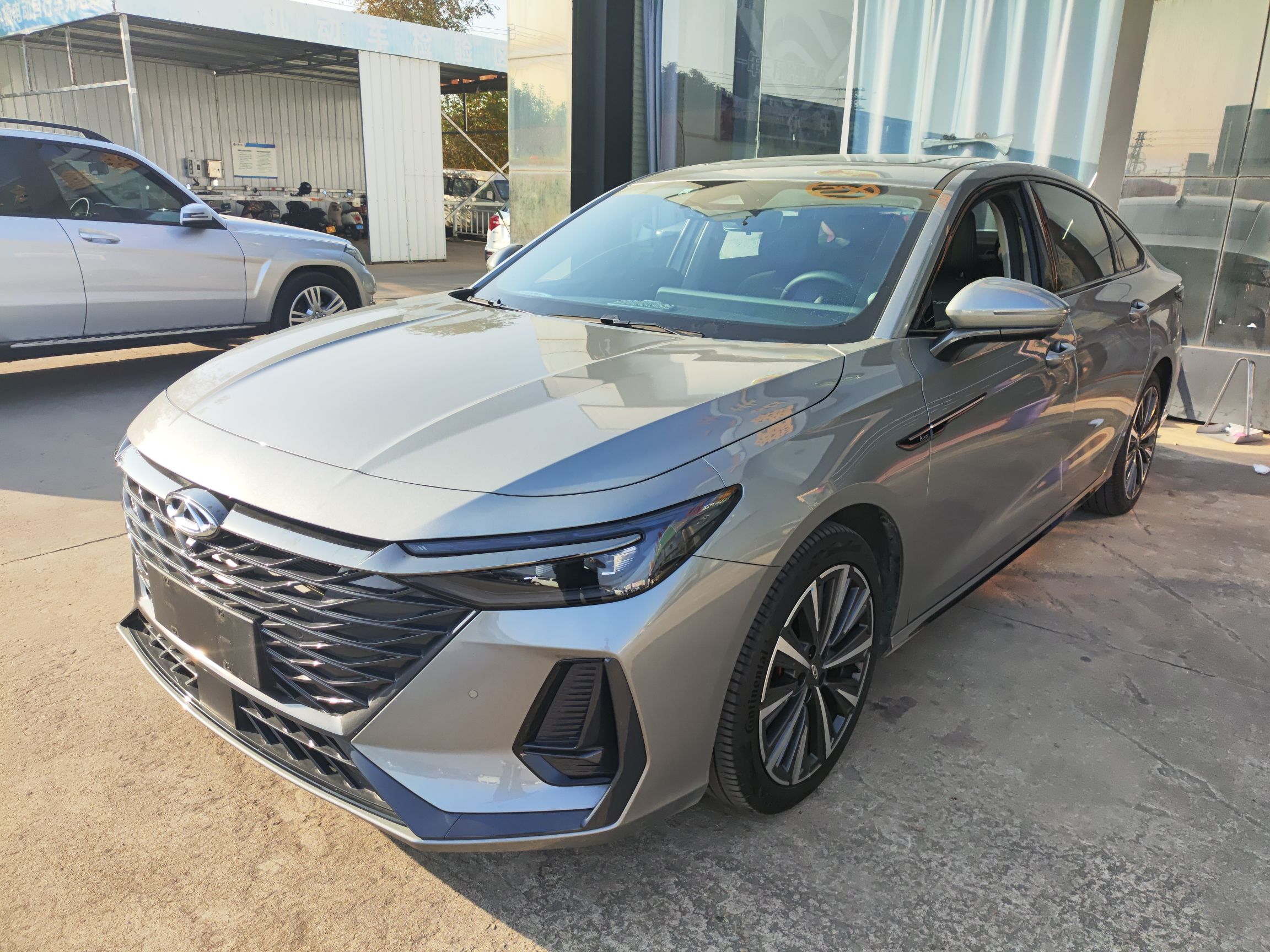 Под передней частью автомобиля