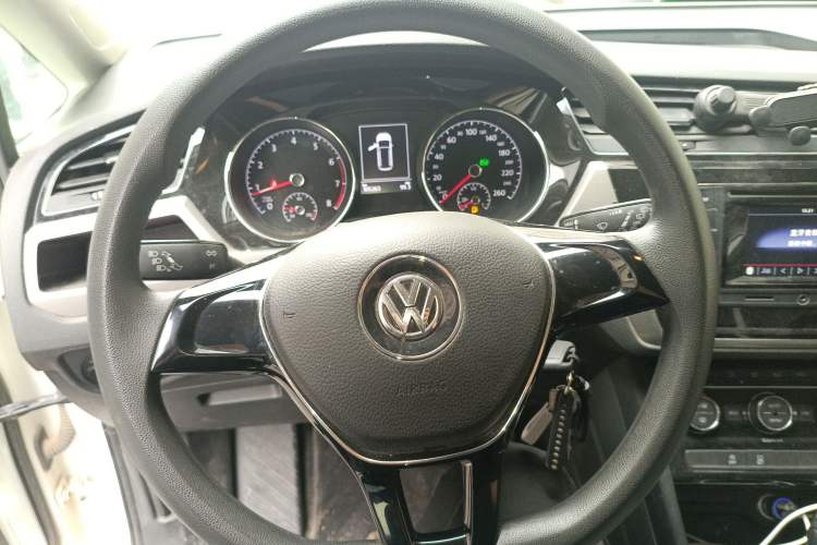 Used Volkswagen Touran 2016 Volkswagen Touran L 280TSI DSG Comfort Edition Steering Wheel
