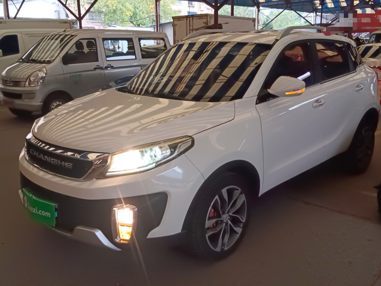 تحت مقدمة السيارة