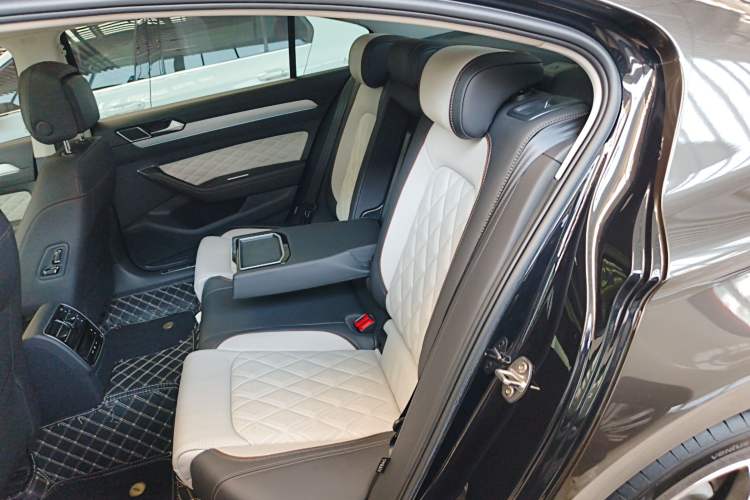 Used Volkswagen Magotan 2023 2 Million Units Commemorative Edition 330TSI DSG Luxury Version
