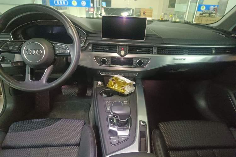 Used Audi A4L 2018 30th Anniversary Edition 45 TFSI quattro Sport model Audio And AC Panel