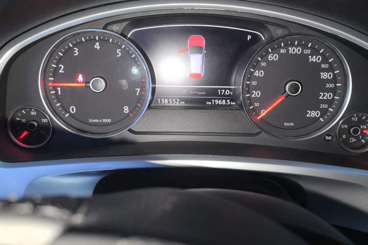 Used Volkswagen Touareg 2011 3.0 TSI Standard Version Odometer Close Up