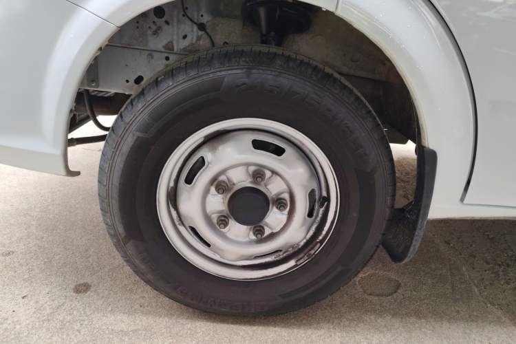 Used JMC Fushun 2025 2.0T 6MT Diesel Mid-Roof Mid-Height Commercial Multi-Purpose 7-Seater Passenger Vehicle
