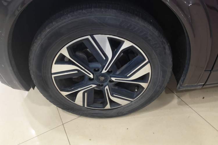 Used NETA U 2022 Zhi 400 Lithium-Nickel-Manganese-Cobalt Energy System Left Front Wheel Hub