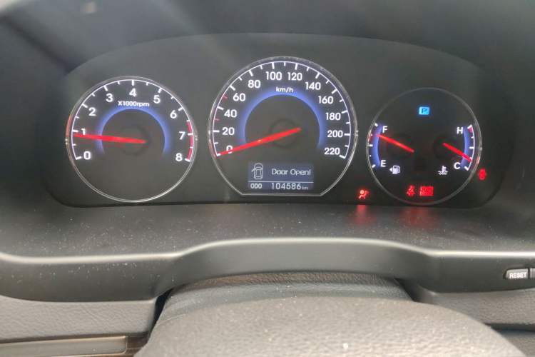 Used Hyundai Santa Fe Classic 2010 2.4 Luxury Edition 7-Seater Four-Wheel Drive Odometer Close Up