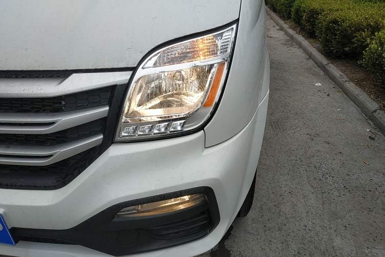 Used SAIC MAXUS Xintu V80 2024 Aotong Value Edition 6AMT Short Wheelbase Mid-Roof Model 127 Ps 5/6 Seats