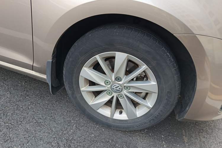 Used Volkswagen Golf 2014 1.6L Automatic Fashion Model Right Front Wheel Hub