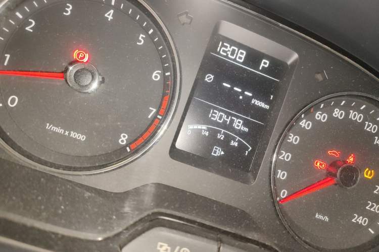 Used Volkswagen Cross Lavida 2014 1.4TSI DSG Odometer Close Up