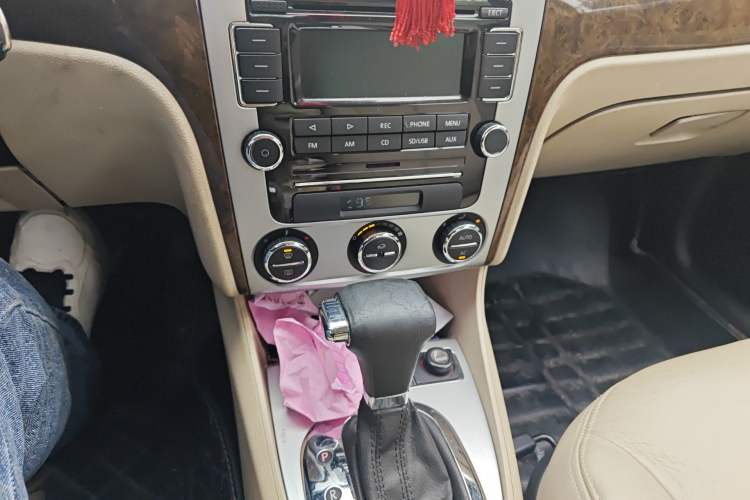 Used Volkswagen Lavida 2011 1.6L Automatic Pinxuan Edition Audio And AC Panel