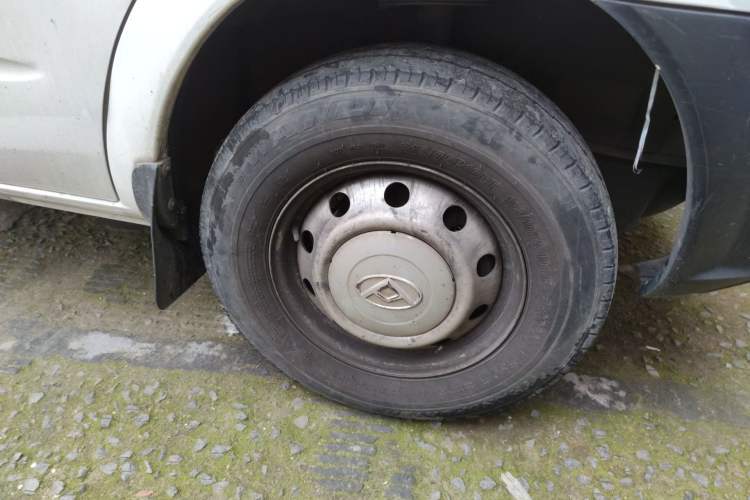 Used SAIC MAXUS Xintu V80 2019 2.5T Classic Edition 6-Speed Manual – Aoyuntong Modified Version Short Wheelbase Mid-Height Roof 5/6 Seats Right Front Wheel Hub