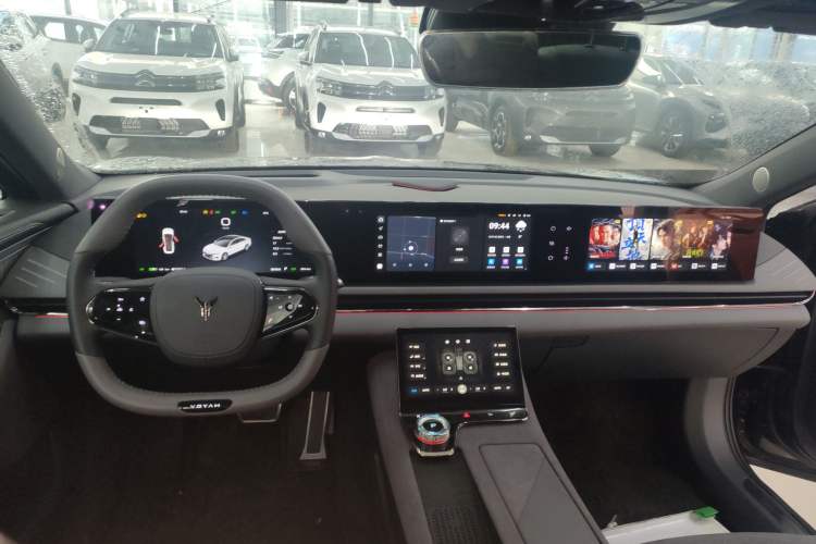 Used VOYAH PASSION 2024 PHEV Four-Wheel Drive Ultra-Long Range Flagship Model
