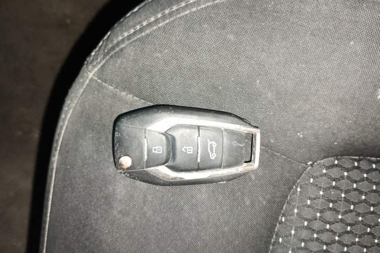 Used SAIC MAXUS EV30 2019 City Logistics Vehicle Fast Delivery Version Long Wheelbase Mengguli 35 kWh