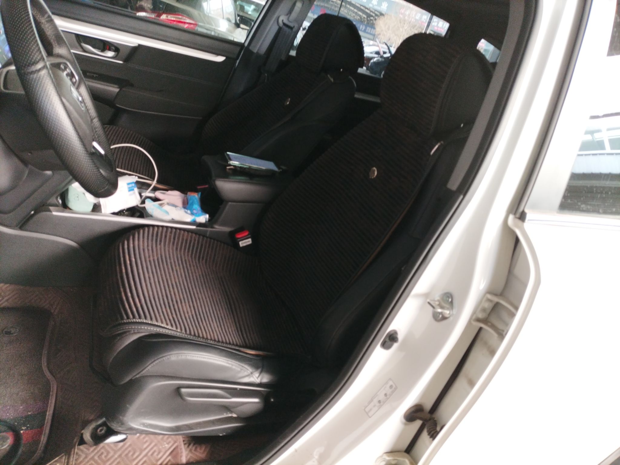 Переднее сиденье в автомобиле