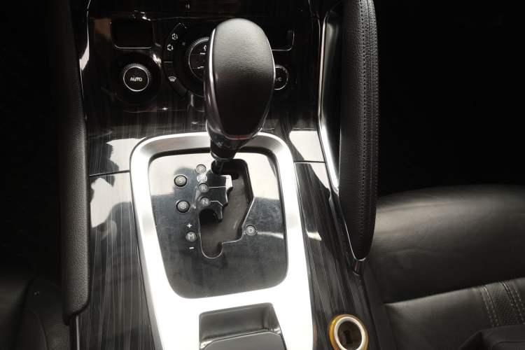 Used Peugeot 3008 2015 1.6THP Automatic Prestige Edition Gear Lever