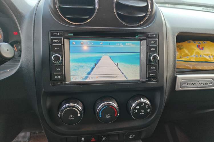 Used Jeep Compass 2013 2.0L two-wheel drive sport version
