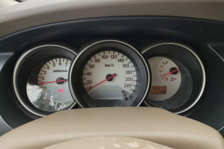 Used Nissan Livina 2010 Jingyue Edition 1.6L Manual All-Around Model Instrument Cluster