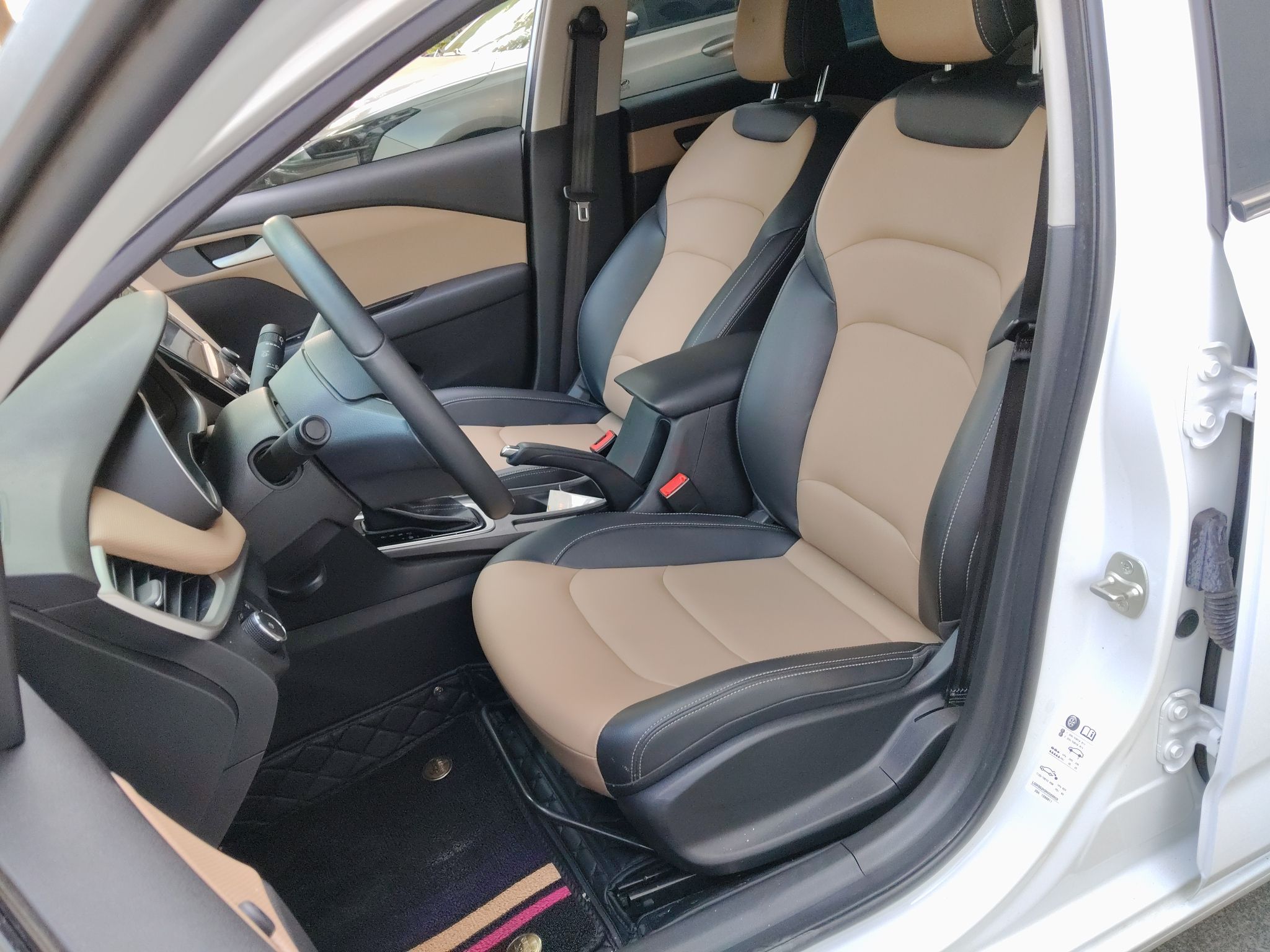 المقاعد الأمامية داخل السيارة