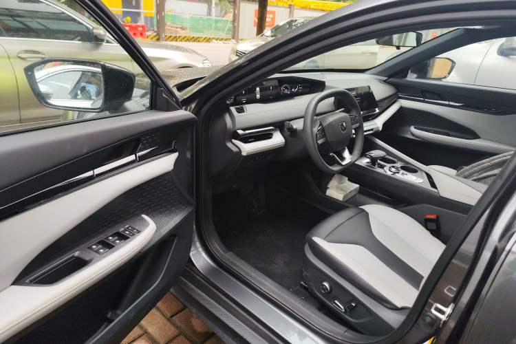 Used Changan UNI-V iDD 2024 Blue Whale Smart Electric iDD 136km Luxury Model
