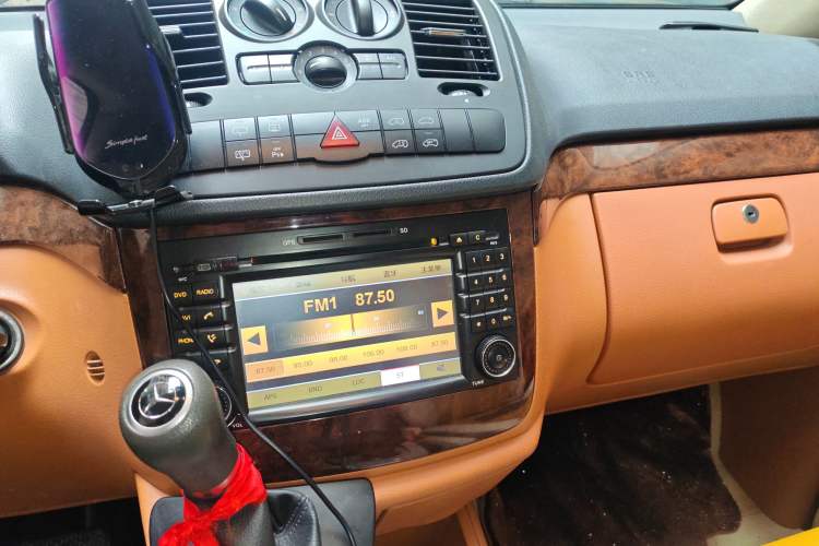 Used Mercedes-Benz Vito 2011 2.5L 7-seater executive version Audio And AC Panel