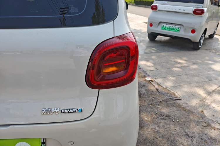 Used Wuling Hongguang MINIEV 2025 Four-Door Version Advanced Edition Right Rear Taillight