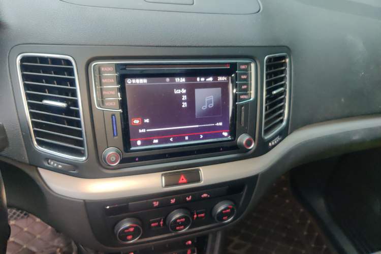 Used Volkswagen Sharan 2018 380TSI Comfort Edition 7-Seater Audio And AC Panel