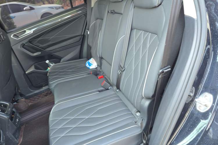 Used Volkswagen Tiguan L 2022 330TSI Automatic Two-Wheel Drive R-Line Enhanced Edition Left Rear Seat